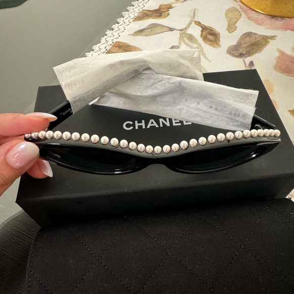 CHANEL brand new in box! Pearl cat eye sunglasses black classic - Picture 5 of 6